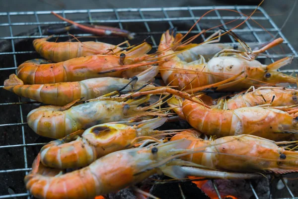 Große Seegarnelen auf Feuer gegrillt — Stockfoto