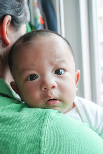 Anne onun bebek erkek bebek tutan — Stok fotoğraf