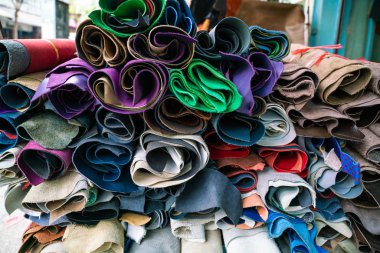 El sanatları mağazasında rafta Ham hakiki deri