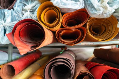 El sanatları mağazasında rafta Ham hakiki deri