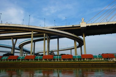 Bangkok mavi gökyüzü ile Modern Bhumibol köprü eğri yol
