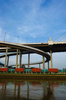 Bangkok mavi gökyüzü ile Modern Bhumibol köprü eğri yol