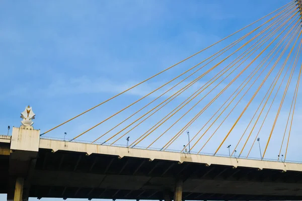 Moderna strada curva ponte Bhumibol con cielo blu a Bangkok — Foto Stock