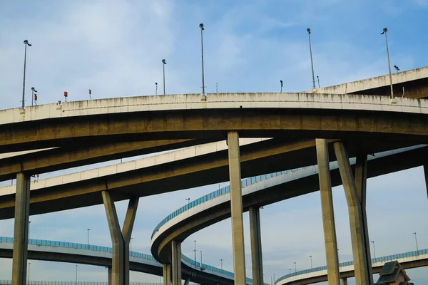 Estrada moderna da curva da ponte de Bhumibol com céu azul em Bangkok — Fotografia de Stock