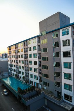 Modern şehir hayatı apartmanı sakinleri