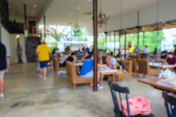 Fondo borroso grupo de personas sentadas en la cafetería — Foto de Stock