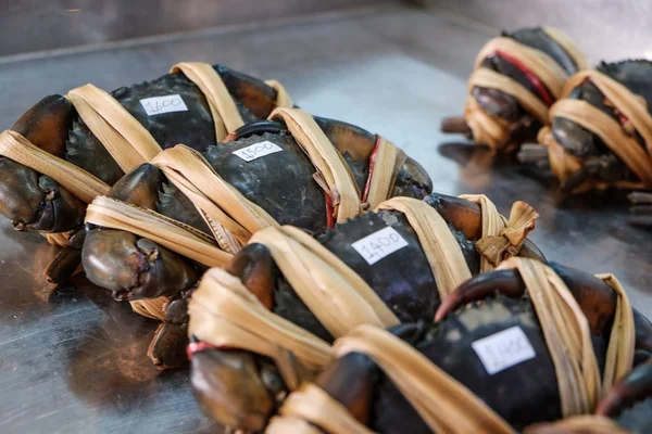 Große rohe Meereskrabben verkaufen sich auf dem Fischereimarkt — Stockfoto