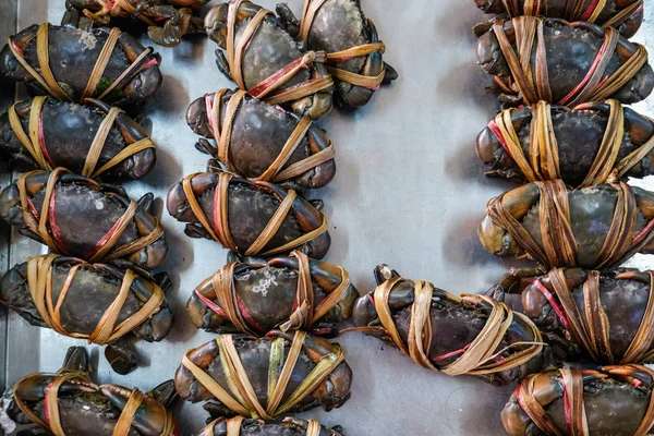 Große rohe Meereskrabben verkaufen sich auf dem Fischereimarkt — Stockfoto
