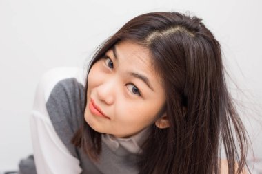 Beyaz arka planda gülümseyen asyalı güzel kadınlar