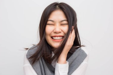 Gülümseyen güzel asya beyaz yakalı kadınlar