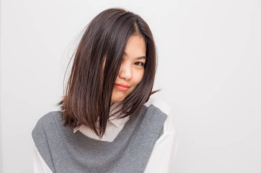 Gülümseyen güzel asya beyaz yakalı kadınlar