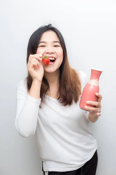 Fresado asiático mujeres con fresa fruta smoothie botella —  Fotos de Stock