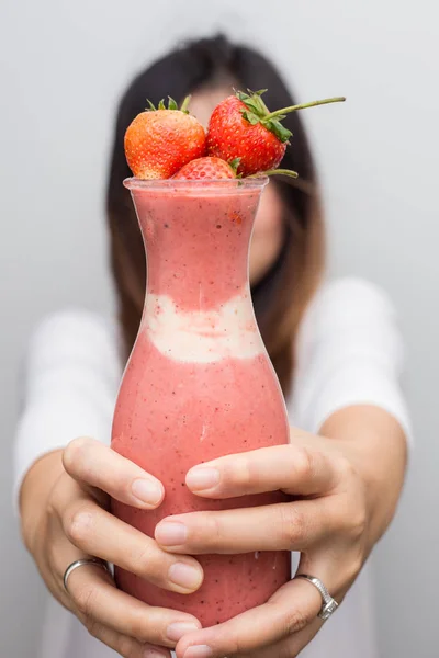 Smilling asian women with strawberry fruit smoothie bottle — Stock Photo, Image