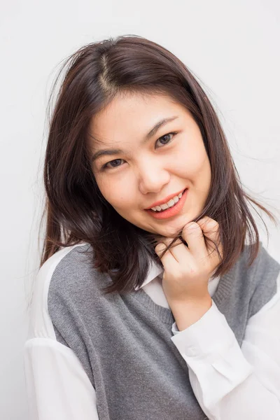 흰색 배경에 웃는 아시아 아름다운 여자 — 스톡 사진