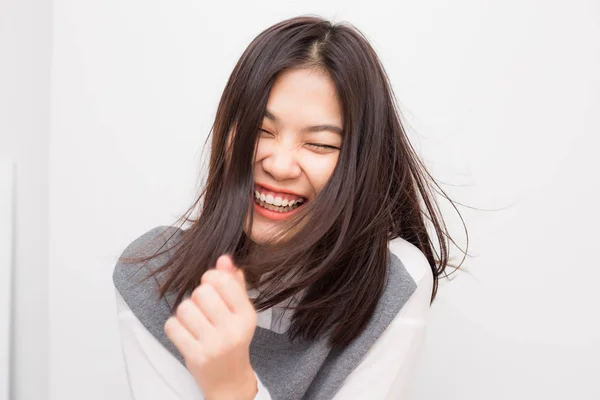 Usmívající se asijské krásné ženy na bílém pozadí — Stock fotografie