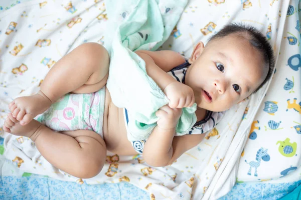 Adorable inocencia bebé niño acostado en manta — Foto de Stock