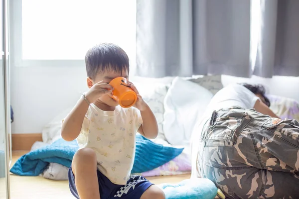 Grappig kind jongen en meisje drinken zoete ijs drankje — Stockfoto