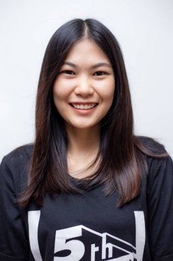 Neşeli asya güzel kadınlar beyaz arka plan üzerinde gülümseyen