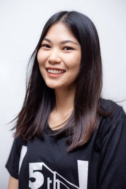 Neşeli asya güzel kadınlar beyaz arka plan üzerinde gülümseyen