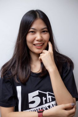 Neşeli asya güzel kadınlar beyaz arka plan üzerinde gülümseyen