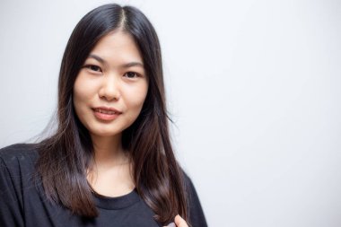 Neşeli asya güzel kadınlar beyaz arka plan üzerinde gülümseyen