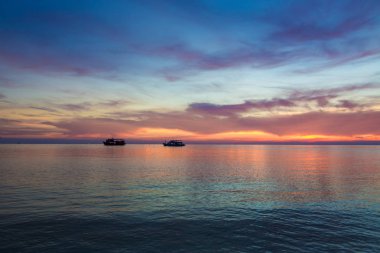 Renkli gökyüzü bulutu ile güzel plajda Siluet gün batımı