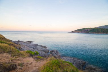 Gündoğumu renkli sabah gökyüzü deniz kıyısı