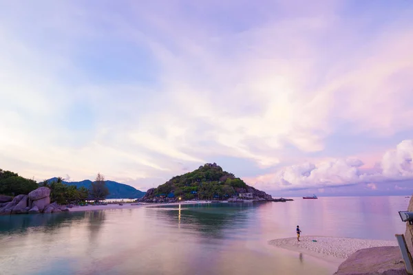 Beautiful sunrise sea beach colorful sky cloud with rocky — Stock Photo, Image