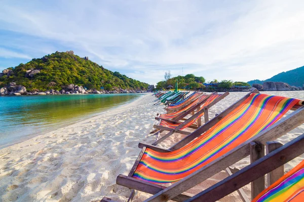 Coloridas vacaciones de verano silla de playa en la playa de arena blanca — Foto de Stock