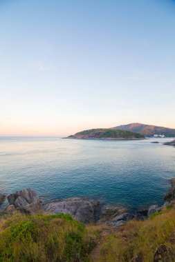 Gündoğumu renkli sabah gökyüzü deniz kıyısı