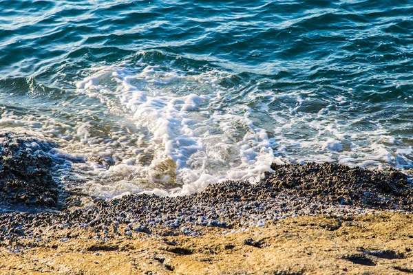 Sea wave splash on rocky beach — Stock Photo, Image