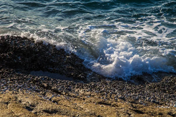 Sea wave splash on rocky beach — Stock Photo, Image