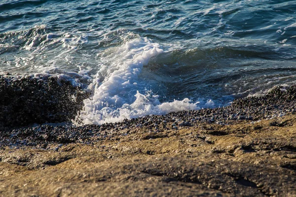 海浪在岩石海滩上飞溅 — 图库照片