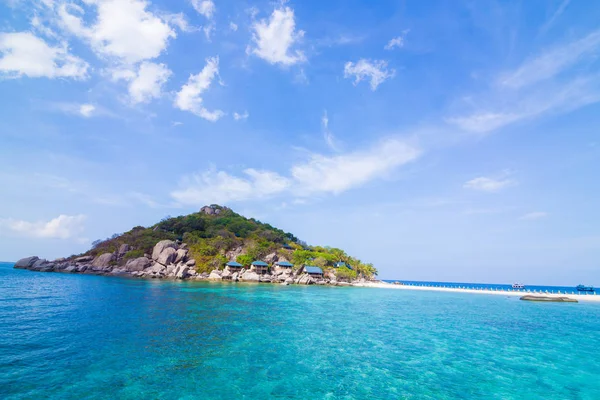 Mavi gökyüzü bulutu ile pastoral deniz adası