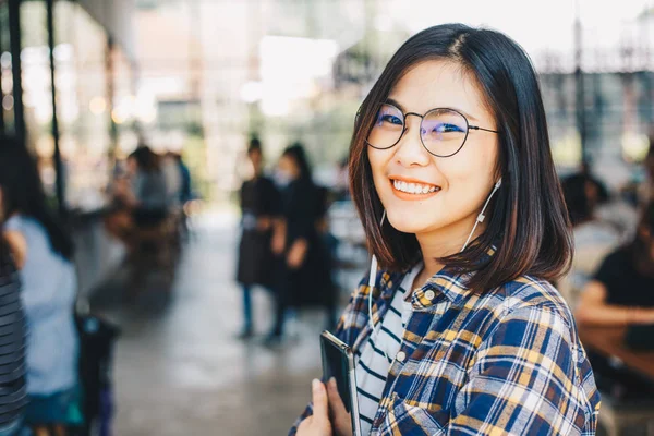 Attraktiva Asiatiska Företag Casual Kvinnor Hålla Tablet Café — Stockfoto