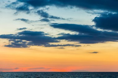 Deniz plajında renkli gün batımı gökyüzü