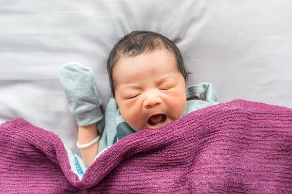 Schattig baby baby jongen slapen op deken — Stockfoto