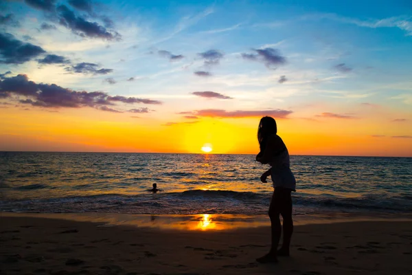 Gezonde sport vrouwen doen yoga met meditaion op het strand — Stockfoto