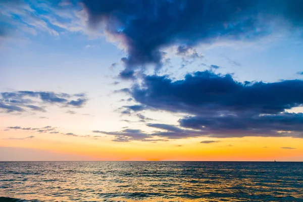 Cielo colorido atardecer en la playa del mar — Foto de Stock