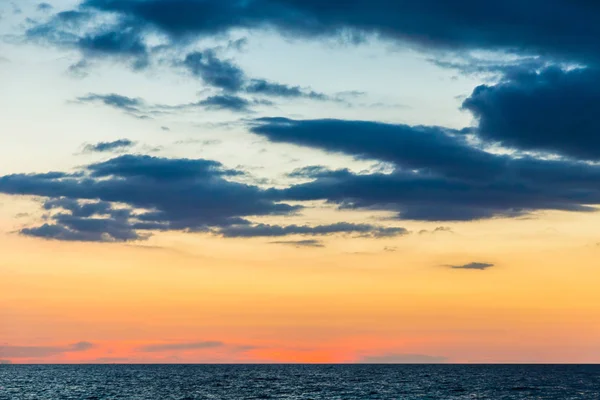 Coucher de soleil coloré ciel sur la plage de la mer — Photo