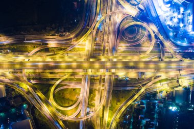 Havadan görünüm gece trafik ışık kavşak şehir yolu