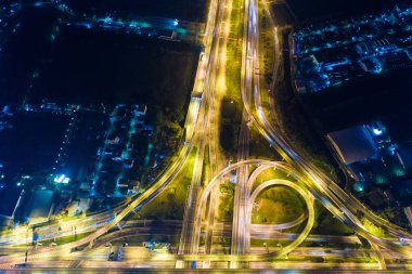 Havadan görünüm gece trafik ışık kavşak şehir yolu