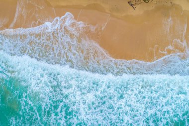 Kum plaj turkuaz su doğa lndscape üzerinde deniz dalgası