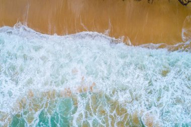 Kum plaj turkuaz su doğa lndscape üzerinde deniz dalgası