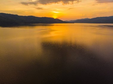 Renkli gökyüzü bulutu ile siluet göl gün batımı