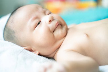 Bebek bebek erkek bebek göstermeye hazırlanıyor yatakta yatan