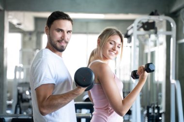 Sağlıklı yaşam tarzı çift fitness salonunda çalışma