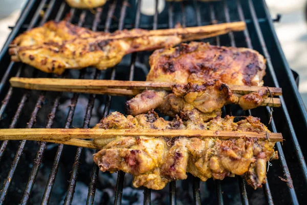 Frango grelhado com fumo e pimenta — Fotografia de Stock