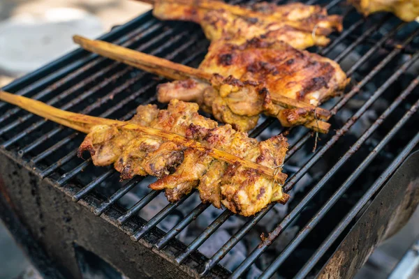 Frango grelhado com fumo e pimenta — Fotografia de Stock