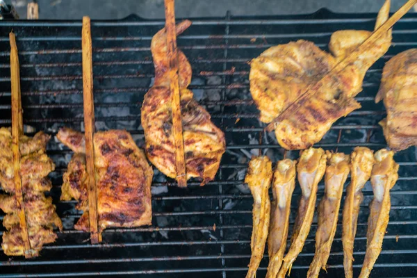 Poulet grillé à la fumée et au poivre — Photo